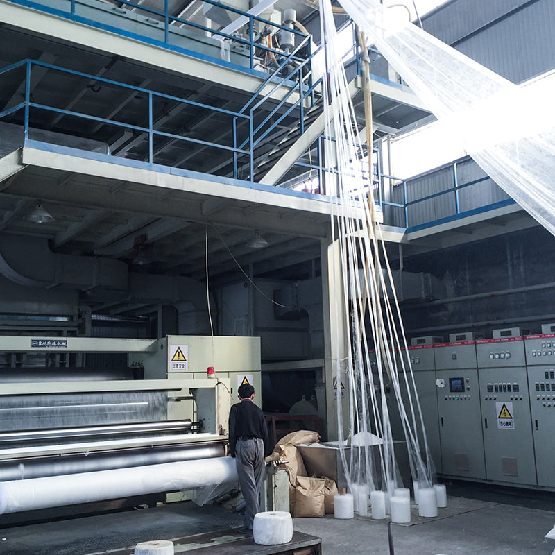 Машина для изготовления нетканых материалов с двойной головкой Машина для изготовления нетканых материалов с двойной головкой